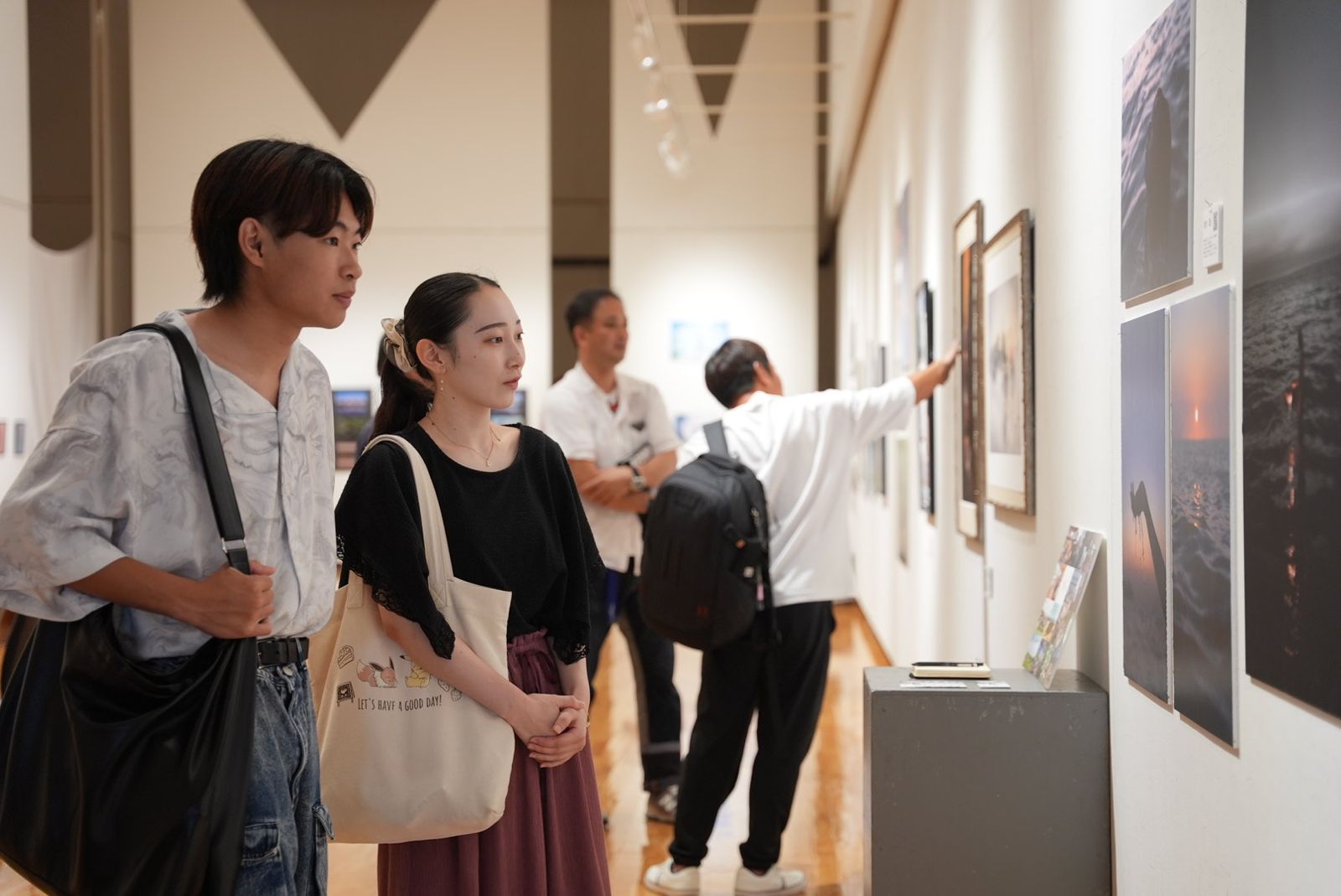 作品を鑑賞する来場者